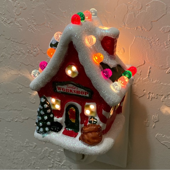 NWT 🎅 NIB Christmas is Forever Ceramic Night Light Santa’s Workshop 🎅 - Picture 7 of 10